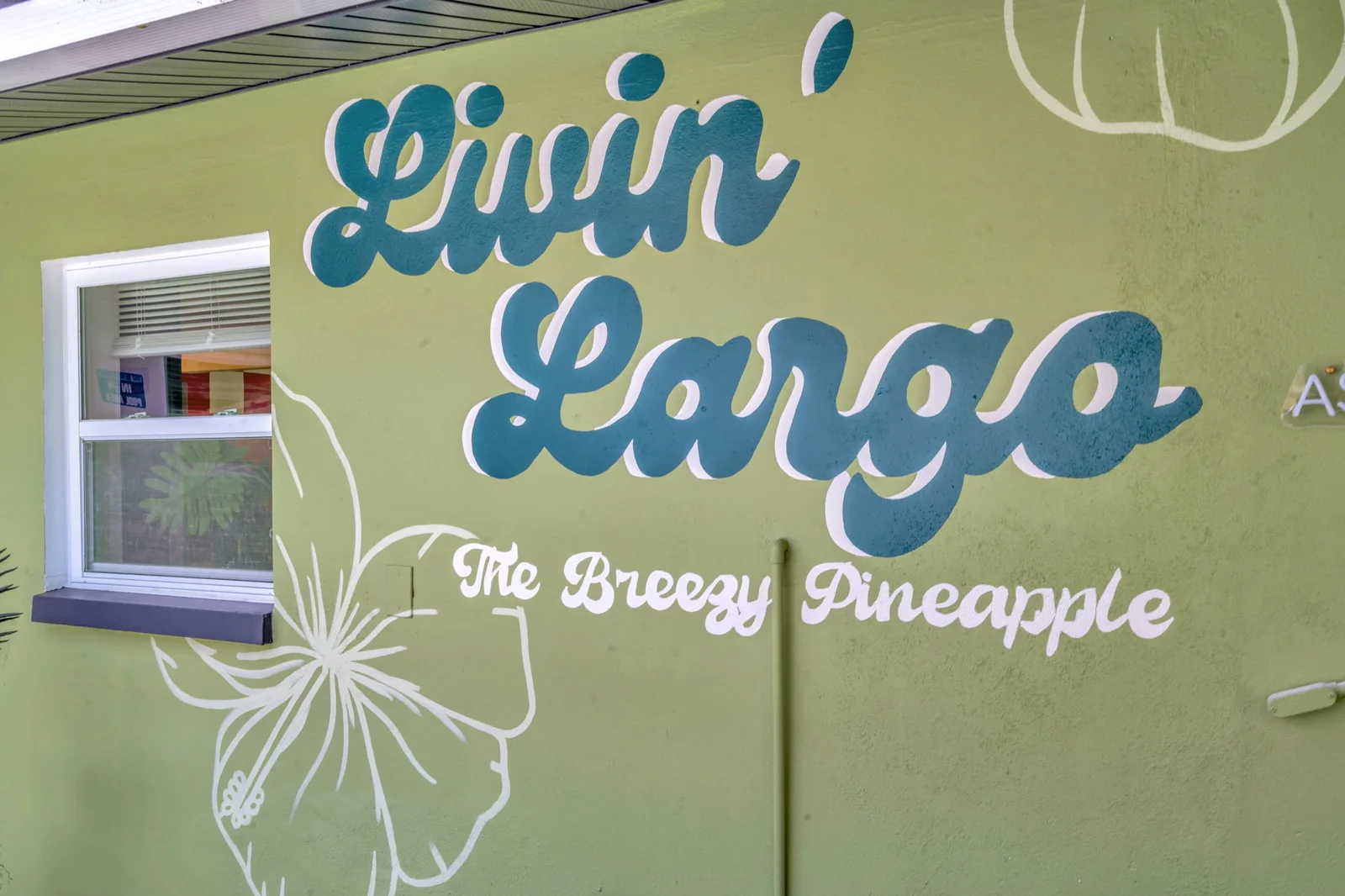Breezy Pineapple welcome detail